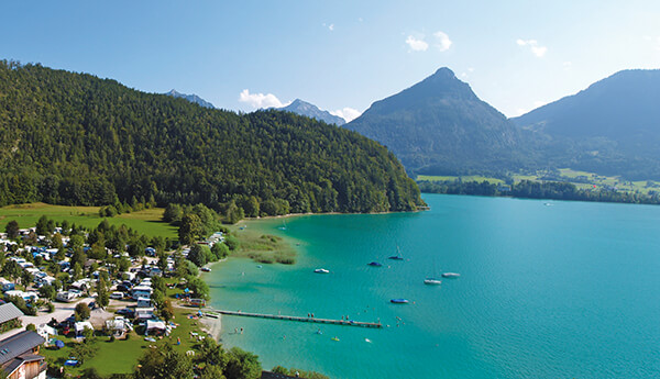 Seecamping Berau 4* Comfort-Camping Der 4* Campingplatz liegt direkt am Wolfgangsee inmitten einer wunderschönen Naturlandschaft mit Wiesen und schattenspendenden Bäumen. Zum vielfältigen Angebot moderne, mit ecoturbino® ausgestattete Sanitäranlagen