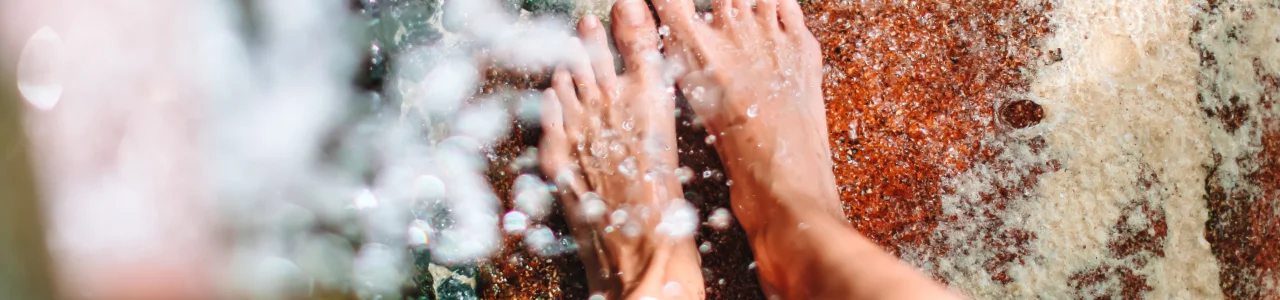 Füße unter der Dusche